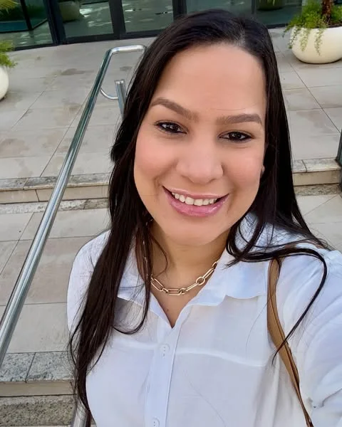 Aline Prado em foto ao ar livre